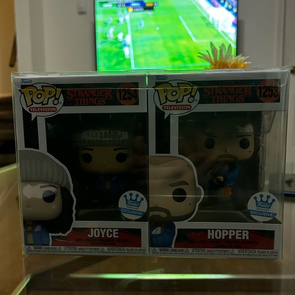 Joyce and Hopper 2 Pack exclusive Funko Pop Lot + Protector - Picture 3 of 10